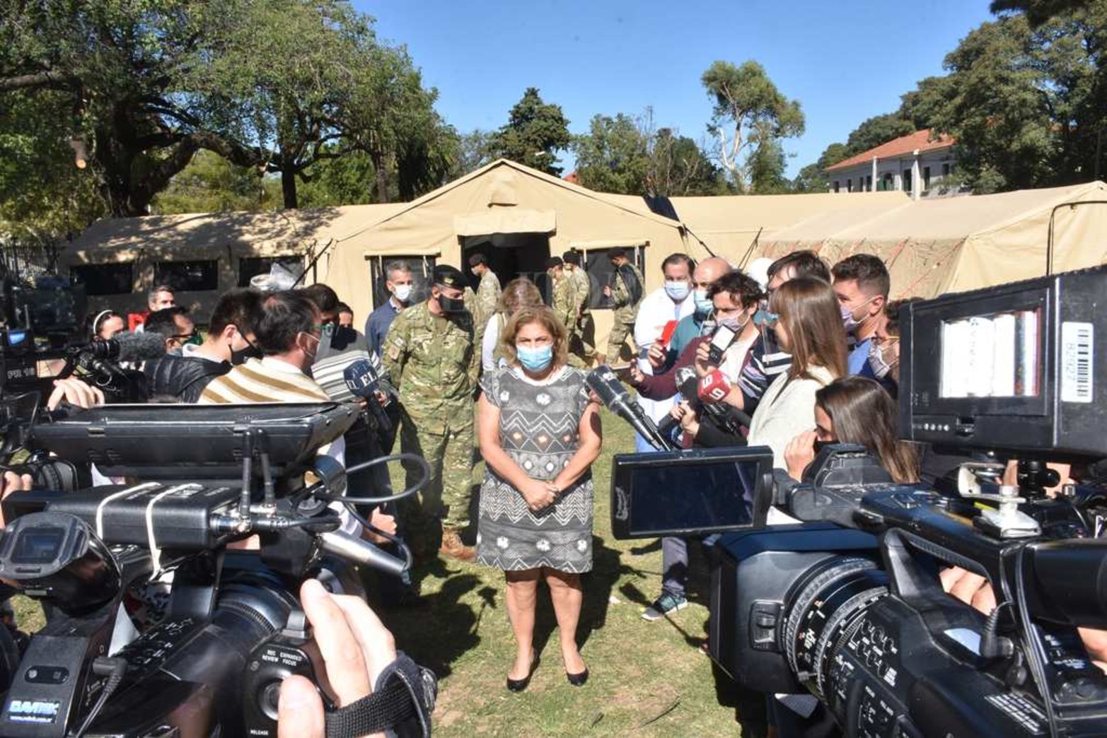 La ministra de Salud Sonia Martorano estuvo este mediodia en el predio del Liceo Belgrano. Destacó la gestión del Ministro de Defensa Agustín Rossi, en que haya podido llegar este tipo de hospitales.