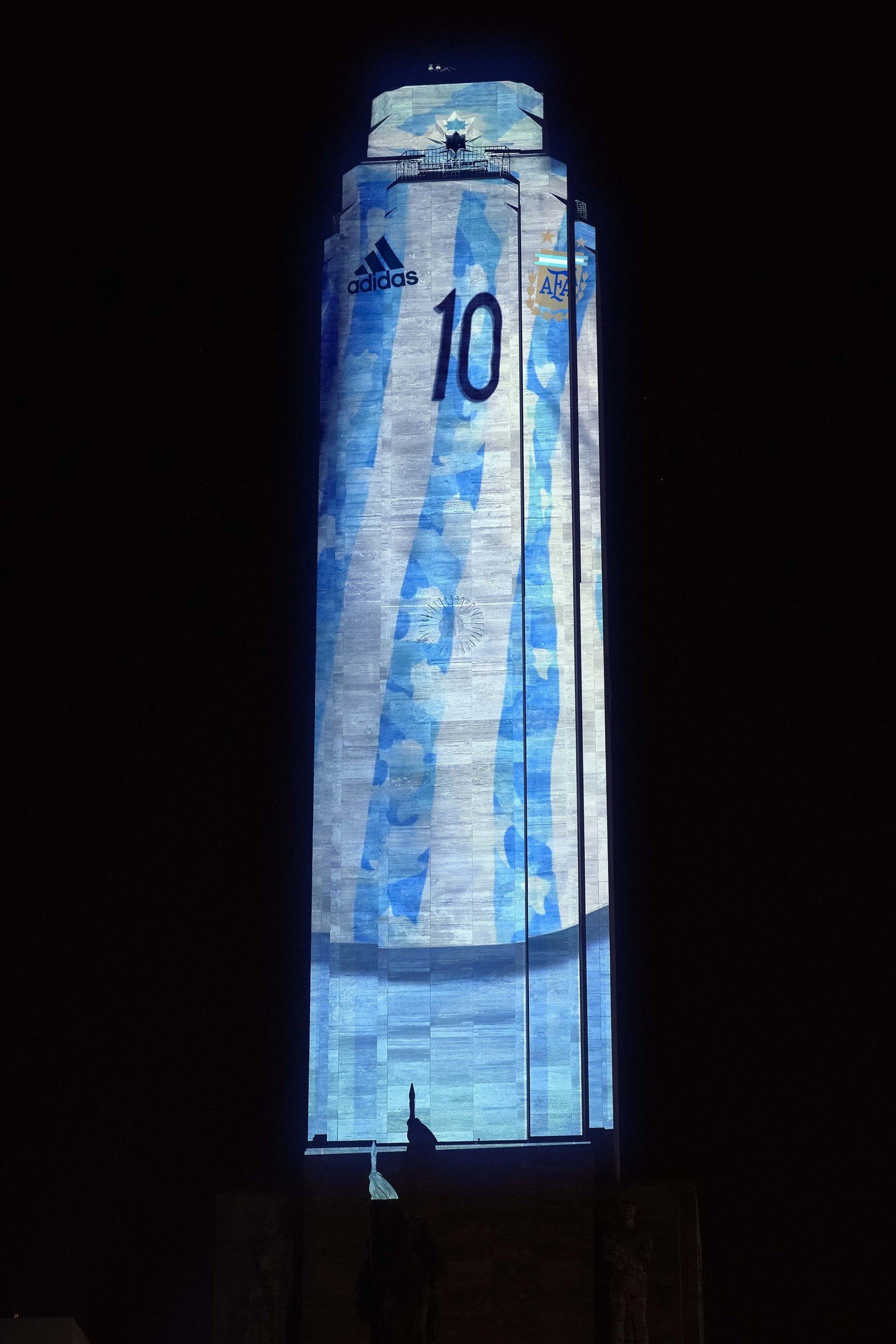 El Monumento a la Bandera de Rosario, ciudad natal de Lionel Messi, se iluminó este viernes por la noche con los colores celeste y blanco y fue soporte de un video mapping.