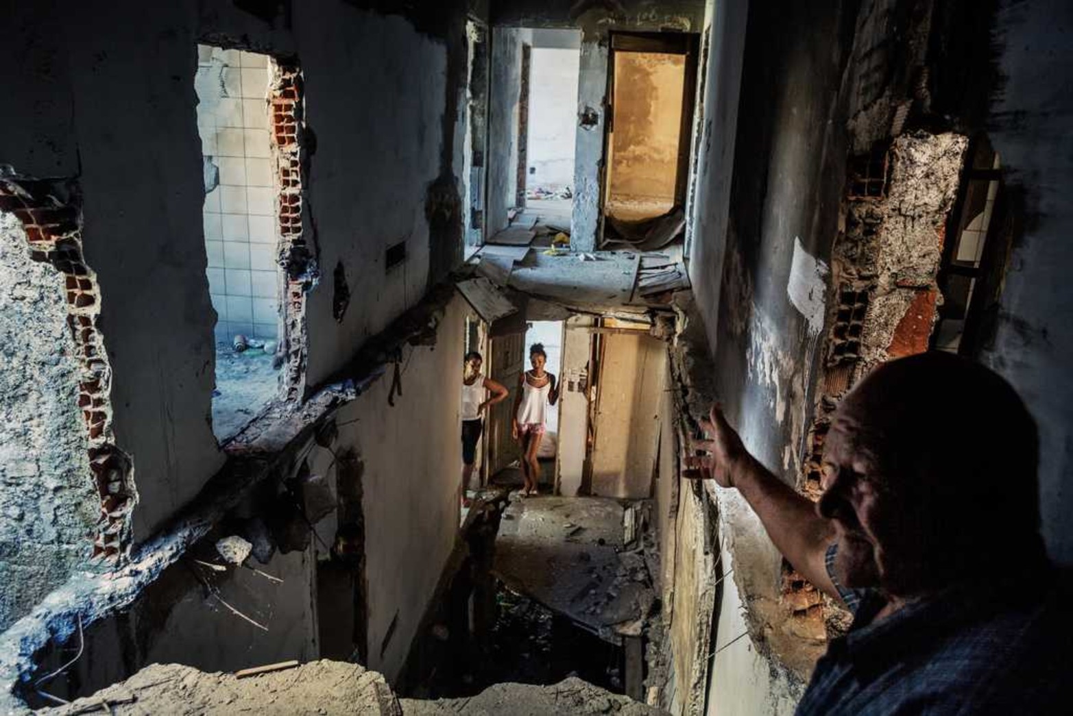 Un pastor que vive en un edificio ocupado de Rio de Janeiro, Brasil, explica el 19/07/2015 los problemas que tiene el sitio. La foto de Peter Bauza fue premiada por la fundación World Press Photo.