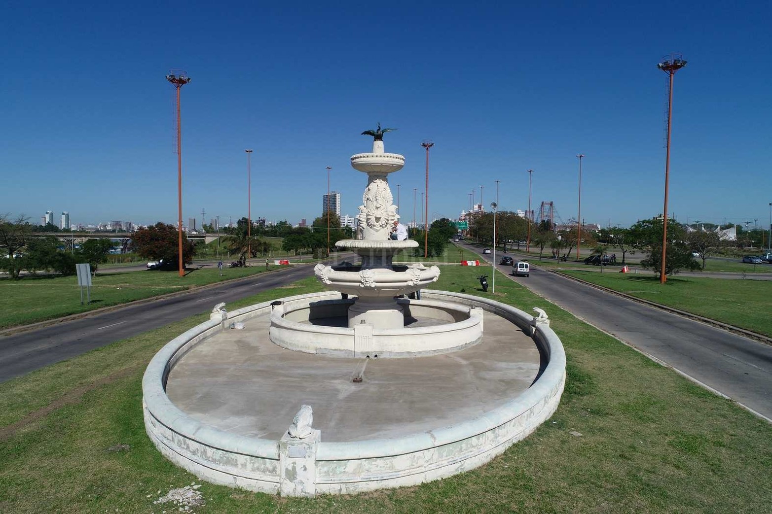 Escultura con historia. La Fuente de la Cordialidad vuelve a lucir sus mejores galas como la puerta de entrada a Santa Fe. Fue restaurada por Eduardo Gómez en un trabajo encargado por el municipio.