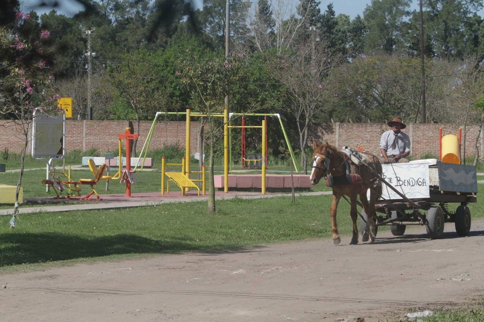 Altos del Valle es uno de los barrios que traza el límite norte de la ciudad con la localidad de Ángel Gallardo. También es el barrio que tiene como particularidad que, de norte a sur, sus calles llevan nombre de flores y, de este a oeste, de árboles.