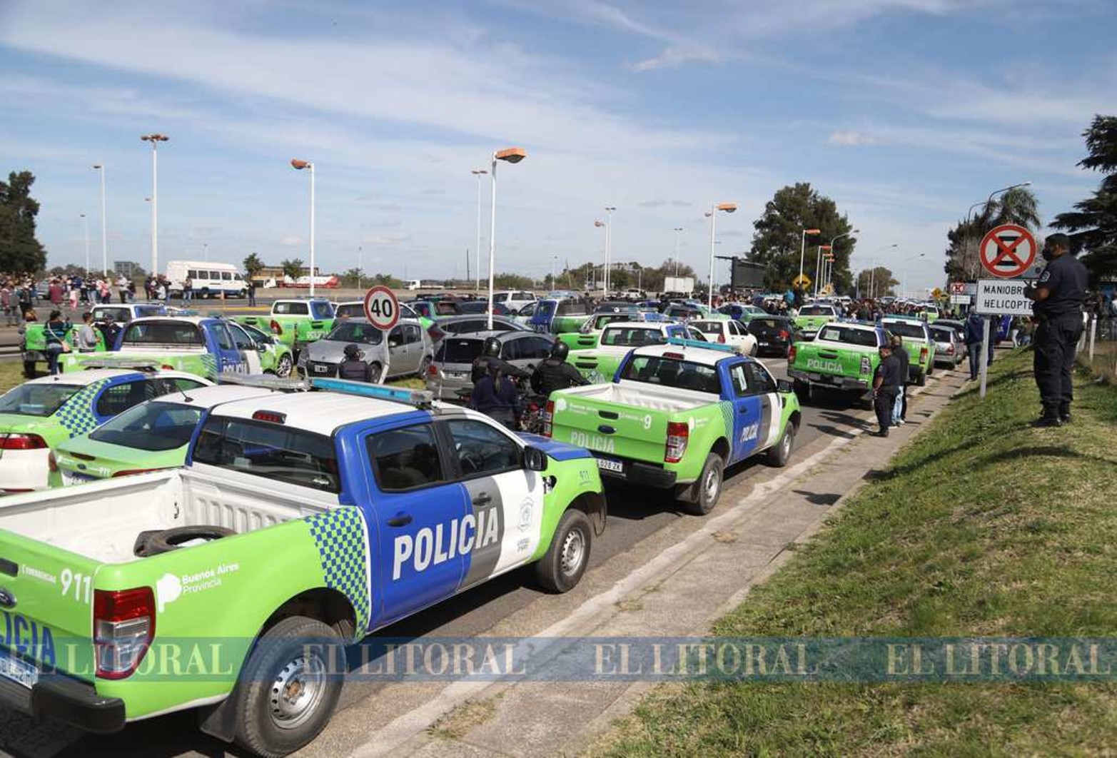 La policía de la provincia de Buenos Aires reclama aumento de sueldo. Al ser una institución sin representación gremial, usaron los propios móviles oficiales para llevar adelante la protesta.