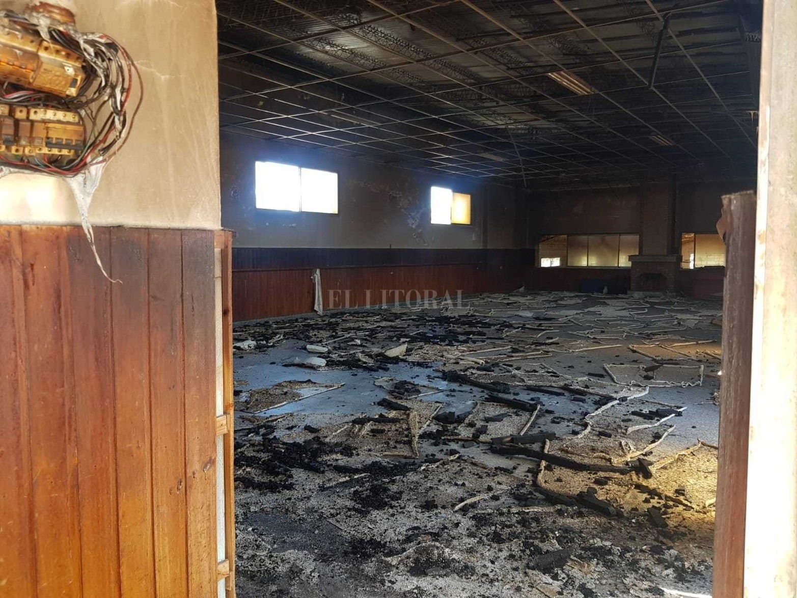 Un incendio de magnitud se desató en el interior del Club Social y Deportivo Santa Rosa. El fuego se concentró en la planta alta, en la sala de reunión de comisión directiva. Los daños fueron totales.