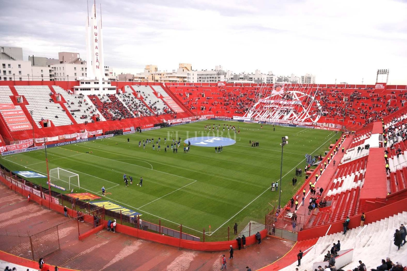 La foto descriptiva de la cancha de Huracán antes de iniciar el partido.