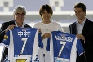 AFP Ramón Planes, el de la derecha, junto al presidente del Espanyol de Barcelona (Daniel Sánchez) y el japonés Shunsuke Nakamura. Planes acabó con el misterio y habló de Prediger.