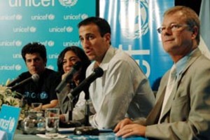 Telam Télam Buenos Aires, 09/08/07El basquetbolista argentino Emanuel Ginobili fue presentado hoy como nuevo embajador de Buena Voluntad del Fondo de las Naciones Unidas para la Infancia (UNICEF) y se sumará a las personalidades internacionales que contribuyen al cumplimiento de los derechos de los niños, como el actor y conductor, Julian Weich, entre otros.Foto: Carlos Luna/Télam/cf