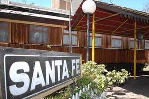 Néstor Gallegos. Con mucha delicadeza se pudo observar a un hombre interviniendo sobre el furgón de 1904 que está en Pedro Vittori al 3500.