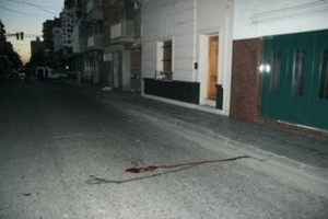 ELLITORAL_15067 |  Archivo Amancio Alem. Las manchas de sangre que dejó el fatal accidente.