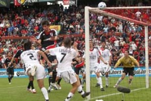 Flavio Raina Se molestaron entre los dos: claramente se observa como Reynoso y Enría se lo pierden de cabeza abajo del travesaño, con Carrizo jugado después de desviar el libre espectacular de Grisales.