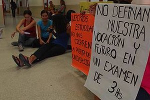 Mauricio Garin Un grupo de aspirantes a la carrera de Medicina protestó este miércoles por la mañana en el hall de la Escuela de Ciencias Médicas de la UNL.