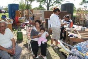 ELLITORAL_10586 | Alejandro Villar. Esta mañana, las familias ya habían dejado los pabellones y aguardaban, muy distendidamente, ser trasladadas a La Guardia Centro.