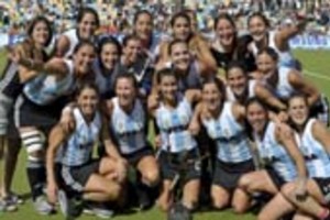 EFE MOE02 MOENCHENGLADBACH (ALEMANIA) 25/5/2008.- Las jugadoras de la selección argentina de hockey hierba posan para los medios tras ganar Trofeo de Campeonas de hockey sobre hierba celebrado en la localidad alemana de Moenchengladbach, hoy 25 de mayo de 2008. Argentina venció 6-2. EFE/Achim Scheidemann