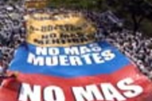 EFE BOG24. CALI (COLOMBIA), 02/04/08.- Ciudadanos colombianos protestan hoy, 4 de febrero de 2008, en la ciudad de Cali (Colombia), como parte de las protestas mundiales para expresar el rechazo a las Fuerzas Armadas Revolucionarias de Colombia (FARC) y pedir por la liberación de los más de 700 rehenes secuestrados en ese país. EFE/Carlos Ortega