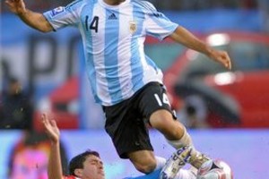 AFP Argentina's Javier Mascherano (top) vies for the ball with Cristian Riveros of Paraguay, during their FIFA World Cup South Africa 2010 qualifier football match at the Monumental stadium in Buenos Aires on September 6, 2008. The match ended tied 1-1        AFP PHOTO/Alejandro PAGNI