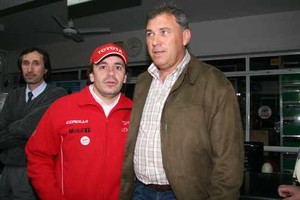 ELLITORAL_18435 |  Mauricio Garín A full. Neri Pumpido es muy entusiasta del automovilismo y se llegó hasta avenida Perón al 4800. En la toma, junto al campeón Norberto Fontana.