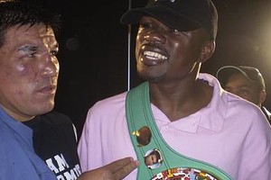 AFP Vernon Forrest en oportunidad de obtener el título superwelter del Consejo Mundial de Boxeo ante Carlos Baldomir.