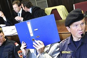 EFE El austríaco Josef Fritzl se cubre el rostro con un bibliorato hoy, al comienzo de su juicio en el Tribunal Regional de St. Poelten, Austria.