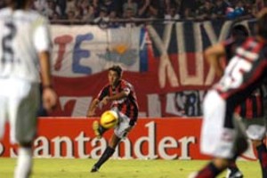 Telam Adrián González, el capitán, ejecuta magistralmente el tiro libre que le dará el empate a San Lorenzo. El gol llegó tres minutos después del conseguido por Bieler.
