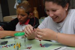 Flavio Raina Más de 30 mujeres trabajan reciclando viejos collares y pulseras para transformarlos en modernos accesorios.