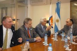ELLITORAL_7076 |  CARLOS GRECO DYN47, BUENOS AIRES 01/07/08, CARLOS GARETTO (VICEPRESIDENTE DE CONINAGRO) MARIO LLAMBIAS (CRA), LUCIANO MIGUENS (SRA), DURANTE LA REUNION QUE MANTIENEN ESTA TARDE CON EL DEFENSOR DEL PUEBLO DE LA NACION, EDUARDO MONDINO. FOTO: DYN/CARLOS GRECO.