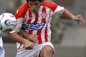 Foto: Agencia Télam Un zaguero adelantado por  invento  táctico de Carlos Alberto Trullet es Gastón Exequiel Carabajal, el jugador que ahora pretende Caruso Lombardi para Newell`s en Primera División.