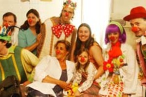 ELLITORAL_1810 |  Archivo El Litoral Objetivo. Con sus narices rojas, los payamédicos usan las muecas, juegos y poesía para curar.