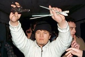 Danilo Chiapello Momento en que Mario Salinas entregó las armas, luego del trágico incidente que protagonizó en la cárcel de Las Flores, en agosto del 99.