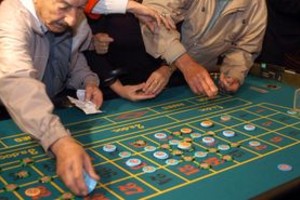 Archivo Télam Mar del Plata 03/12/2005Anoche se lanzo la pimera bola en el Casino Central ysalio el 32 aqui un señor  hace su apuesta .Foto:Daniel Muñoz/Télam/sq