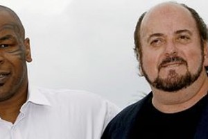 EFE El ex campeón mundial peso completo estadounidense, Mike Tyson, junto al director de cine James Toback, durante la presentación del documental Tyson , en la 61º edición del festival de Cannes.