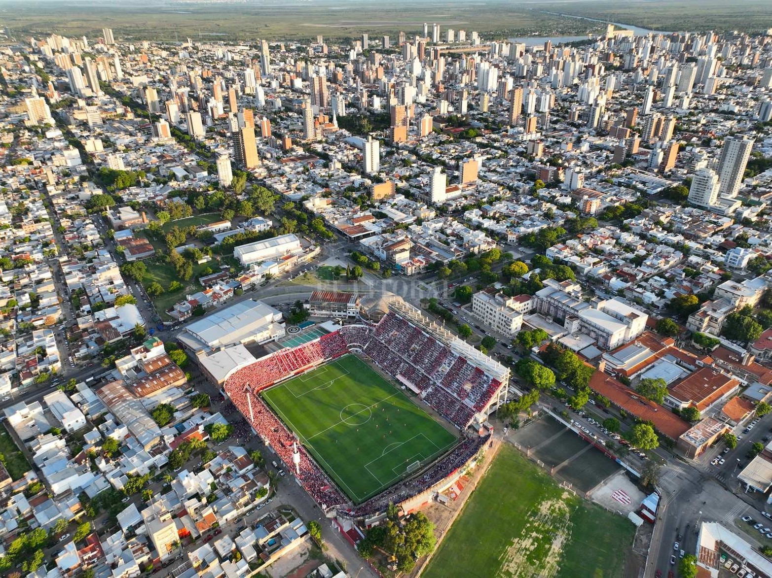Desde el drone de diario El Litoral. La vistas del histórico día. Hacia de 1989 que no le ganaba a Unión de local.