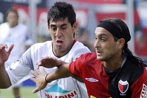 Télam Marca y juega. Pablo Monsalvo, que aquí aparece con la camiseta de Newell?s persiguiendo a Rivarola, es el apuntado por Mohamed para reforzar a Colón.