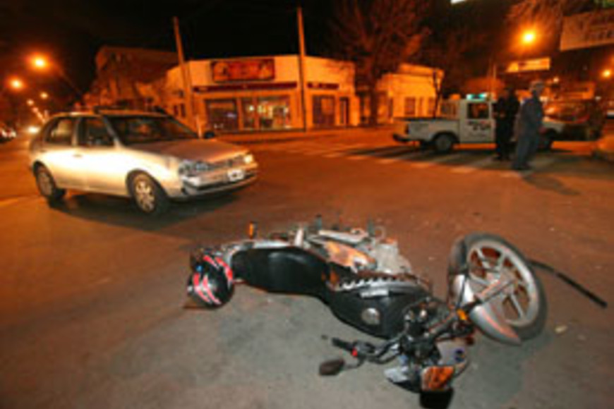 ELLITORAL_2198 |  El Litoral CHOQUE EN MARCIAL CANDIOTI Y LUCIANO MOLINAS.- 3-7-07.- FOTO M.PARDO