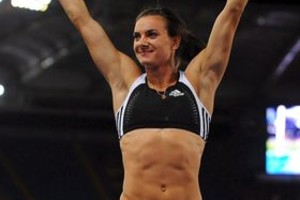 EFE ROM01. ROMA (ITALIA), 11/07/08.- La atleta rusa Yelena Isinbaeva celebra tras ganar la prueba de salto con garrocha durante la Golden Gala de atletismo que se celebró hoy, 11 de julio de 2008, en el estadio Olímpico de Roma (Italia). EFE/ROBERTO TEDESCHI