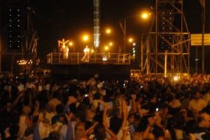 Agencia Rosario Frente a la gigantesca cruz, el padre Ignacio Peries impartió la bendición. Lo acompañaba el arzobispo, Mons. José María Mollaghan.