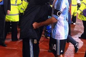 ELLITORAL_10056 |  Telam Maradona abraza Mascherano, el nuevo capitán del seleciconado, tras el partido.