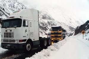 El Litoral En Mendoza, la nieve impedía hoy la apertura del túnel internacional Cristo Redentor.