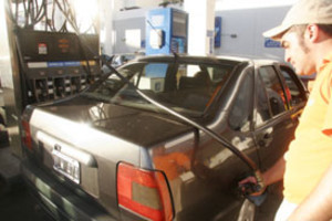 Archivo. ¿Con aumento? El  servicio de playa  podría encarecer en 15 centavos por litro todos los combustibles.