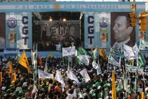 Masivo acto de la CGT, convocando a múltiples organizaciones sindicales, que se concentraron en la intersección de las avenidas 9 de Julio y Belgrano, que contó con todos los símbolos de la central sindical y del peronismo.