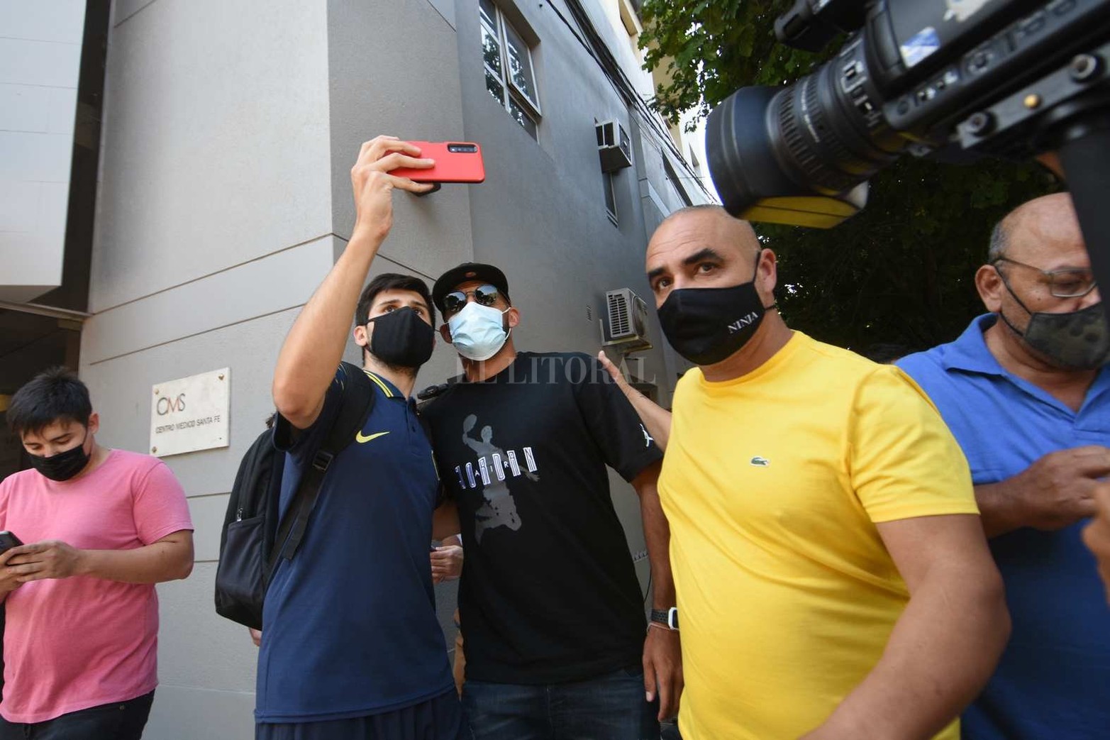 Ramón "Wanchope" Ábila llegó a Santa Fe para ser nuevo jugador de Colón. El jugador arribó este jueves a la ciudad para realizarse la revisión médica y firmar el contrato que lo vinculará al "Sabalero" para la próxima temporada.
