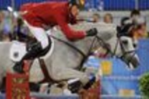 EFE FED144. HONG KONG (CHINA), 17/08/08. El jinete alemán Christian Ahlmann monta sobre su caballo "Coster" durante la segunda eliminatoria de saltos individual de los Juegos Olímpicos de Pekín 2008, China, hoy domingo 17 de agosto. EFE/Jochen Luebke