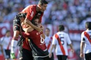 AFP Alexis Ferrero y Diego Chitzoff no dejan ver al héroe de la jornada, Sebastián Prediger.