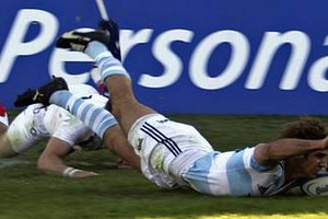 EFE Gonzalo Camacho se zambulle en el ingoal inglés para apoyar el segundo try de Los Pumas, a poco de comenzado el segundo tiempo.