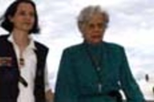 EFE Recuperar afectos. Clara Rojas, junto a su madre. Ahora la ex candidata a vicepresidenta de Colombia buscará a su hijo Emmanuel.