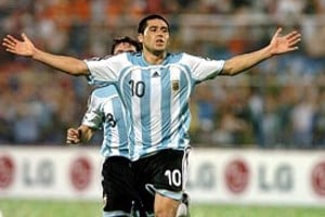 Telam Télam Maracaibo-Venezuela, 02/07/07 Juan Riquelme festeja el segundo gol de Argentina que enfrento esta noche a Colombia en la segunda presentación del combinado nacional en la Copa América 2007. Foto: Alejandro Belvedere/Enviado especial/Télam/cf