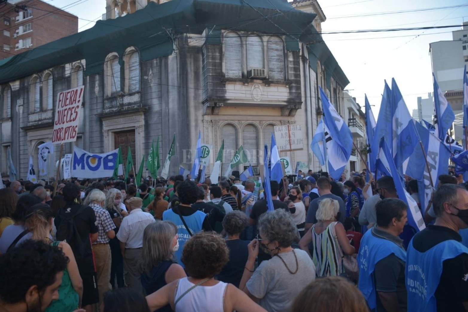 Se realizó en nuestra ciudad la marcha contra los miembros de la Corte Suprema. La convocatoria a la denominada marcha 1F en contra de los miembros del máximo tribunal de justicia del país se llevó a cabo en las puertas de los Juzgados Federales de 9 de Julio y Monseñor Zaspe.