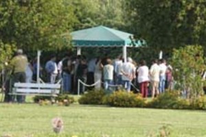 Guillermo Di Salvatore. Amigos y vecinos en el sepelio de la infortunada mujer.