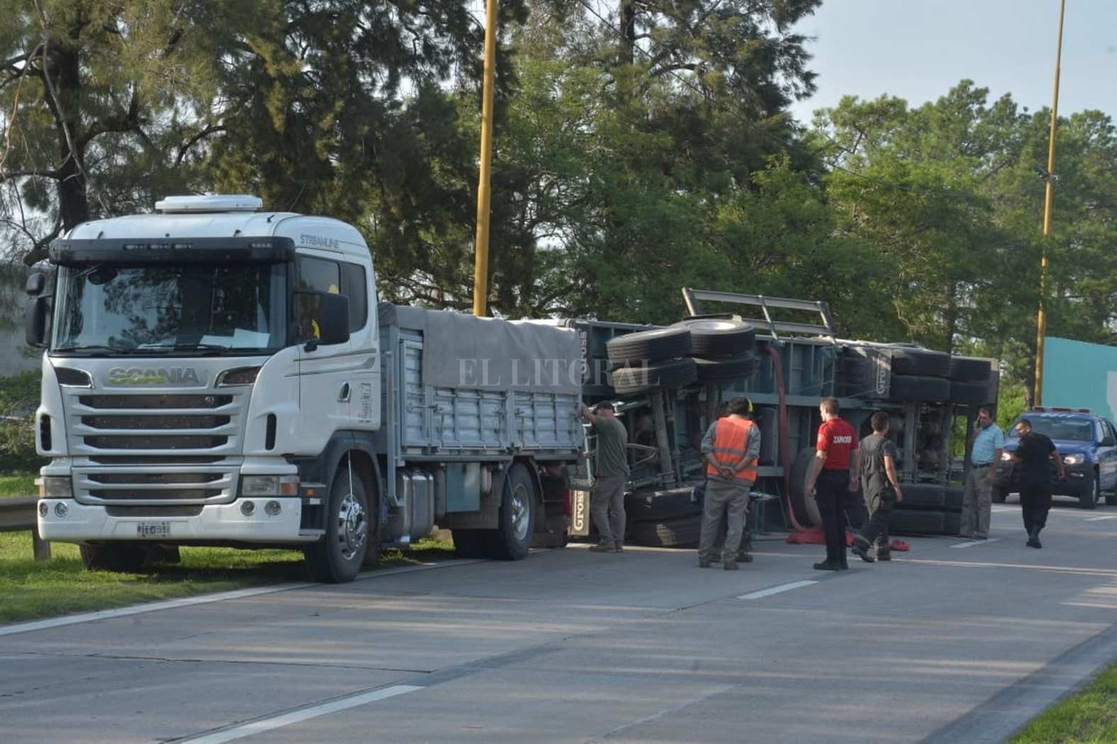 En circunvalación Constitución Nacional, un camión cargado de maíz volcó parte de su carga del acoplado cerca de las 5.30 am.