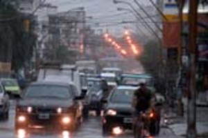 Gallegos Durante las primeras horas de la mañana el fuerte viento y la lluvia complicaron la llegada al trabajo