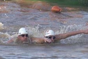 Archivo El Litoral Telam 29-02-04Santa Fe - tras polèmica decisiòn, el francès Gomes se adjudicò la maratòn acuàtica Santa Fe - Coronda, fecha por el mundial de la especialidad - Foto Luis Cetraro-