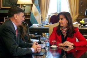 ELLITORAL_6600 |  CARLOS GRECO DYN05, BUENOS AIRES, 10/06/08, LA PRESIDENTA DE LA NACION, CRISTINA FERNANDEZ DE KIRCHNER, RECIBIO AL GOBERNADOR DE SANTA FE, HERMES BINNER. DE LA REUNION PARTICIPO EL MINISTRO DEL INTERIOR FLORENCIO RANDAZZO. FOTO:DYN/CARLOS GRECO.